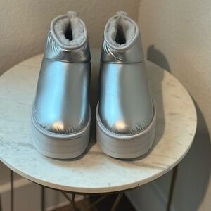 UGG Silver Metallic Platform Boots (Brand new in box) 🔥🔥🔥